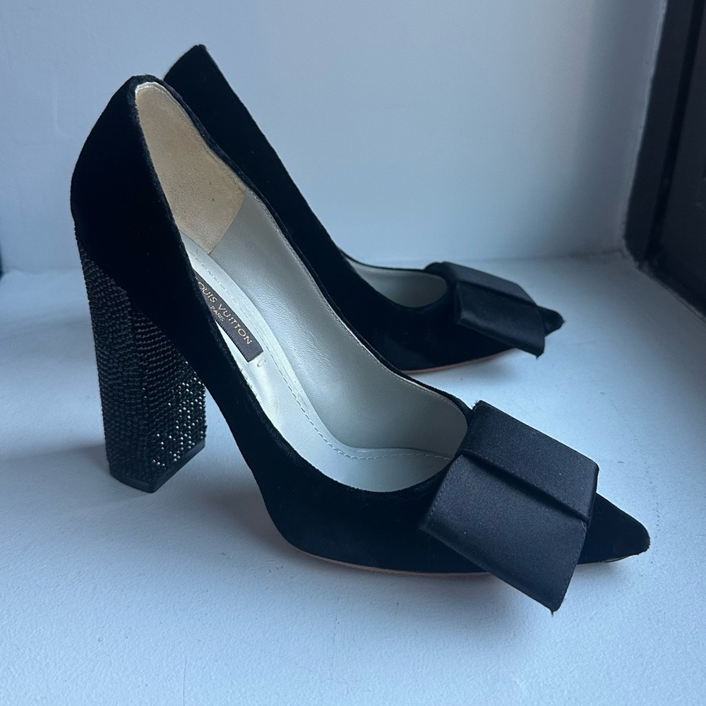 LOUIS VUITTON RUNWAY VELVET BEAUTY PUMP - SATIN BOW - SWAROVSKI CRYSTAL HEEL 37